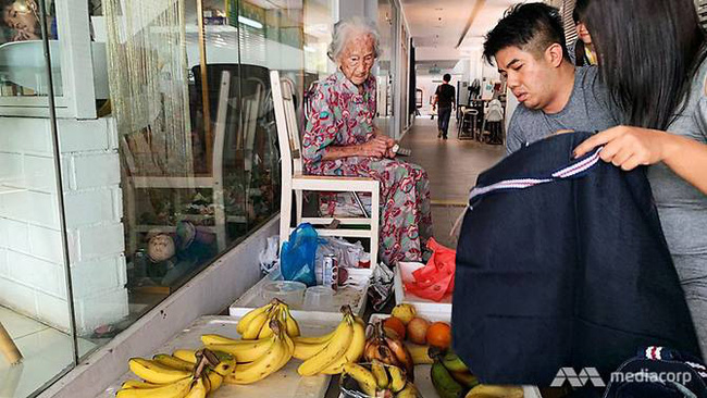 Cụ bà 97 tuổi khắc khổ bán hoa quả và sự thật bất ngờ phía sau, đi buôn chỉ là... niềm vui - Ảnh 1.