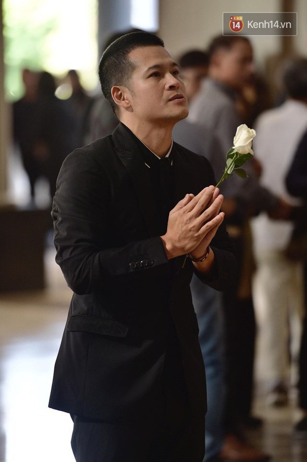 Việt Tú, Khải Anh cùng nhiều nghệ sĩ Việt xót xa tới dự đám tang của con gái đạo diễn Những ngọn nến trong đêm - Ảnh 3.