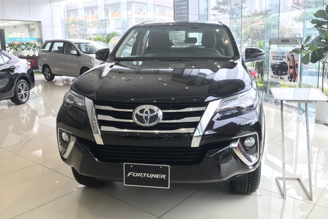 Toyota Fortuner, Mitsubishi Pajero Sport và Nissan Terra giảm giá cả trăm triệu đồng: SUV 7 chỗ Nhật bớt lãi để vợt khách cuối năm - Ảnh 1.