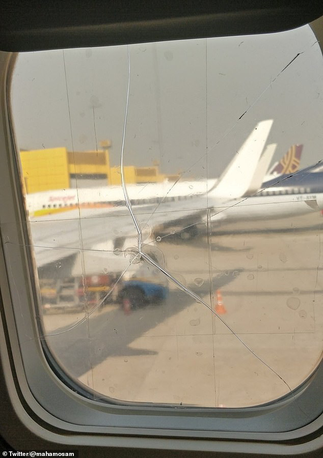 Hành khách phát hoảng khi thấy cửa sổ máy bay bị nứt - Ảnh 1.