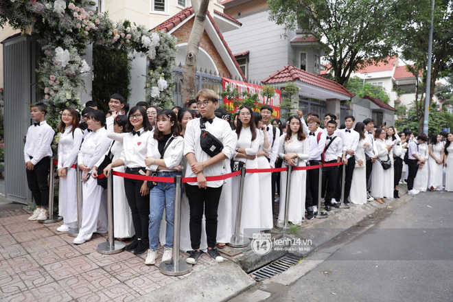 Lễ rước dâu siêu đám cưới Đông Nhi - Ông Cao Thắng: Fan đứng chật kín chờ tới giờ trọng đại, khâu chuẩn bị đã hoàn tất - Ảnh 1.