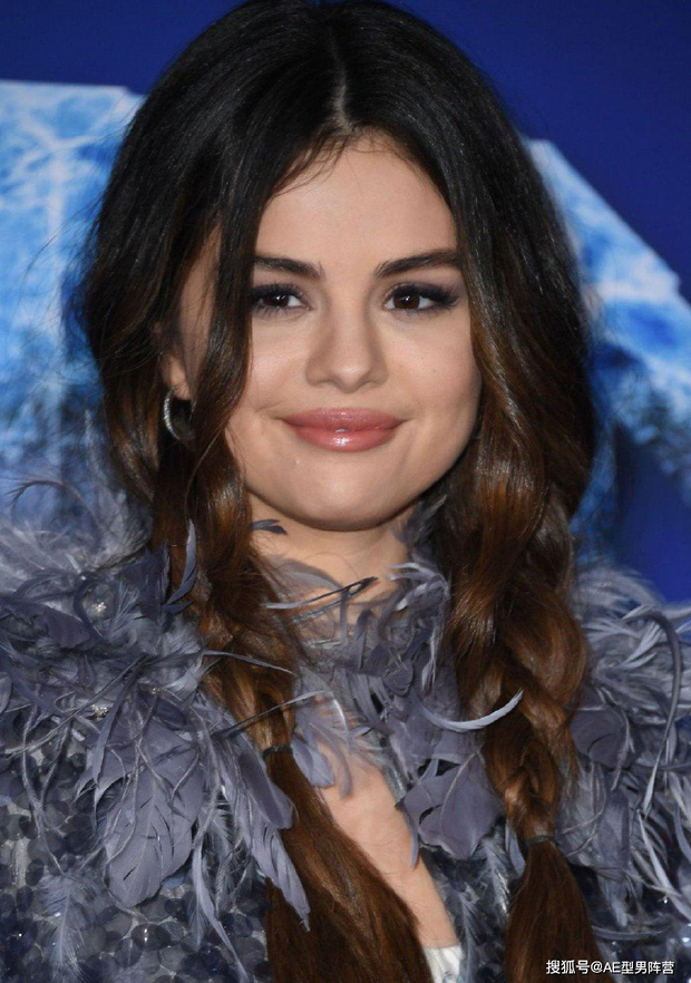 Thảm đỏ Frozen 2: Selena Gomez gây bão vì đẹp xuất thần, hôn em gái cùng cha khác mẹ thắm thiết - Ảnh 4.