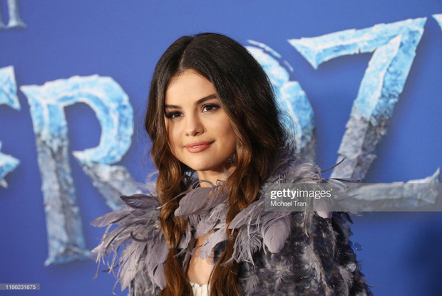 Thảm đỏ Frozen 2: Selena Gomez gây bão vì đẹp xuất thần, hôn em gái cùng cha khác mẹ thắm thiết - Ảnh 5.