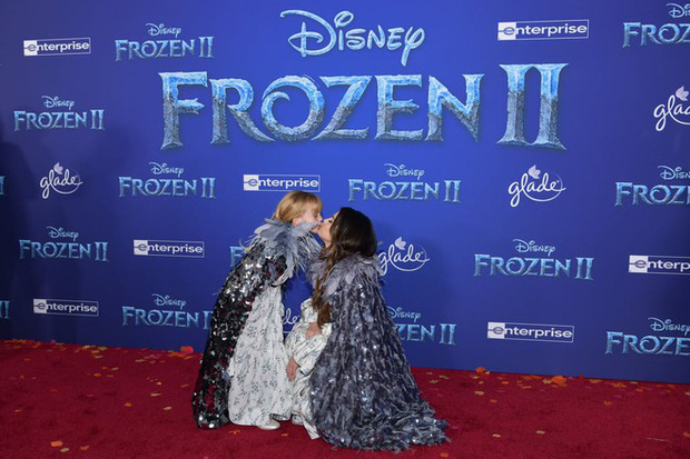 Thảm đỏ Frozen 2: Selena Gomez gây bão vì đẹp xuất thần, hôn em gái cùng cha khác mẹ thắm thiết - Ảnh 6.