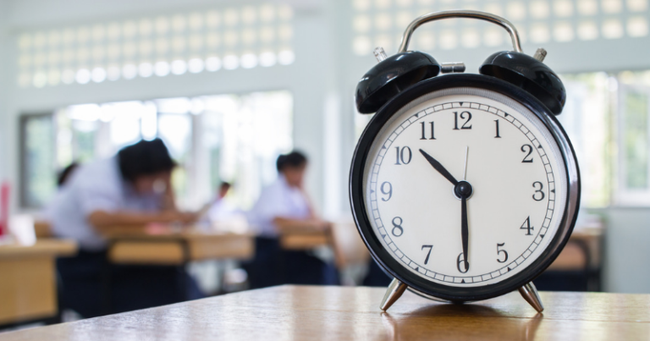 Nhiều trường học ở Anh đã loại bỏ đồng hồ kim vì học sinh phụ thuộc công nghệ đến nỗi không biết xem giờ - Ảnh 1.