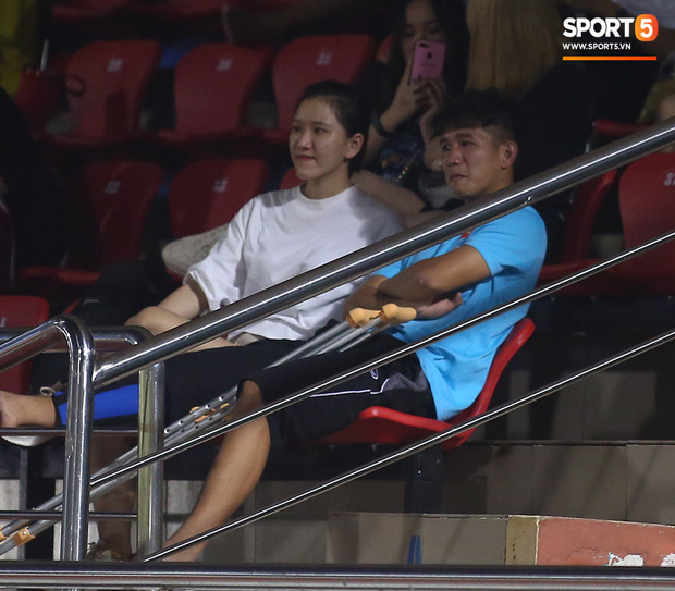 Sao trẻ U19 Việt Nam Nguyễn Kim Nhật bật khóc nức nở khi đồng đội giơ cao chiếc áo số 9 dưới sân - Ảnh 11.