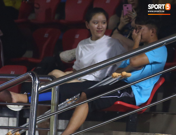 Sao trẻ U19 Việt Nam Nguyễn Kim Nhật bật khóc nức nở khi đồng đội giơ cao chiếc áo số 9 dưới sân - Ảnh 12.