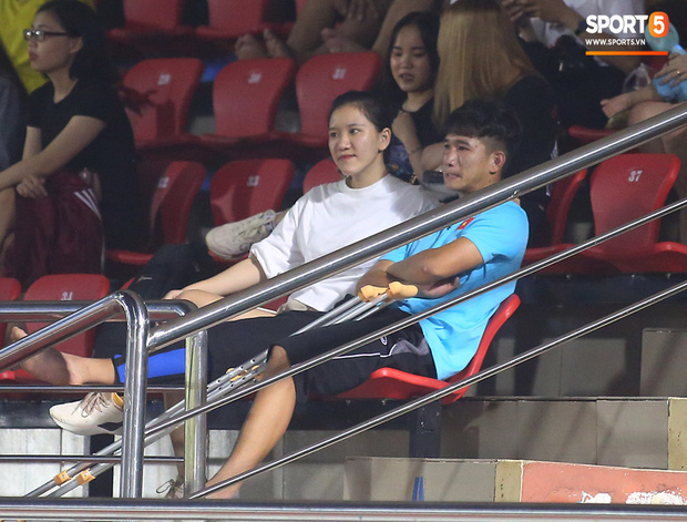Sao trẻ U19 Việt Nam Nguyễn Kim Nhật bật khóc nức nở khi đồng đội giơ cao chiếc áo số 9 dưới sân - Ảnh 13.