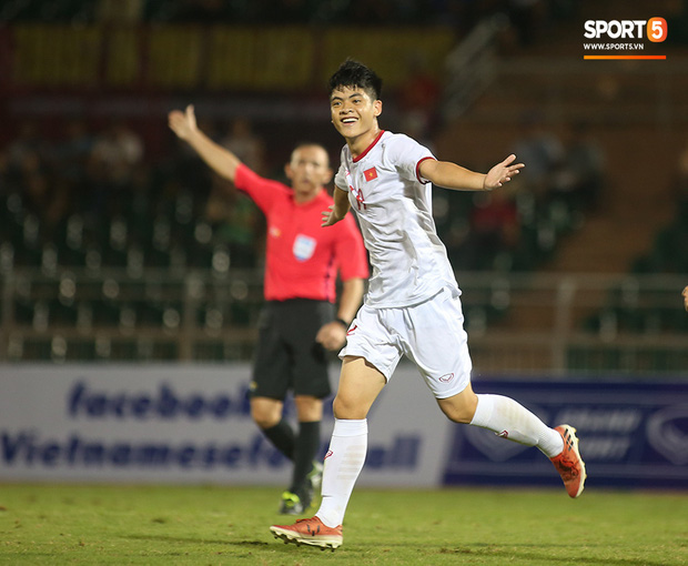 Sao trẻ U19 Việt Nam Nguyễn Kim Nhật bật khóc nức nở khi đồng đội giơ cao chiếc áo số 9 dưới sân - Ảnh 14.