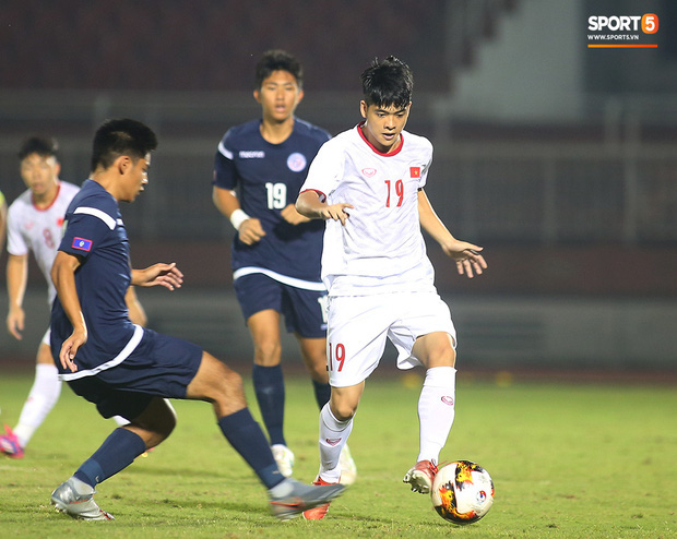 Sao trẻ U19 Việt Nam Nguyễn Kim Nhật bật khóc nức nở khi đồng đội giơ cao chiếc áo số 9 dưới sân - Ảnh 3.