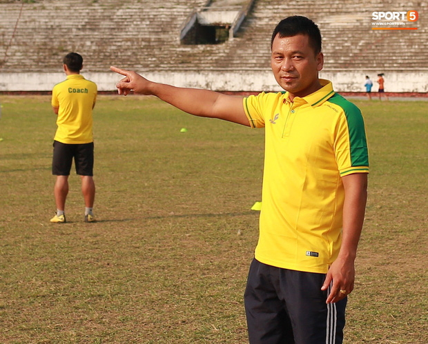 HLV trưởng đội nữ Thái Nguyên: Nhiều cầu thủ bỏ bóng đá đi làm công nhân vì quá khó khăn - Ảnh 3.
