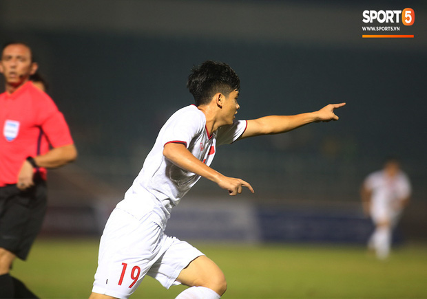 Sao trẻ U19 Việt Nam Nguyễn Kim Nhật bật khóc nức nở khi đồng đội giơ cao chiếc áo số 9 dưới sân - Ảnh 6.