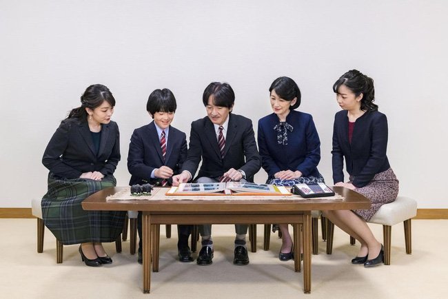 Thái tử Nhật Bản chia sẻ bức hình gia đình mới nhất nhân dịp sinh nhật và thẳng thắn nói về chuyện con gái lớn hoãn đám cưới suốt 2 năm - Ảnh 2.