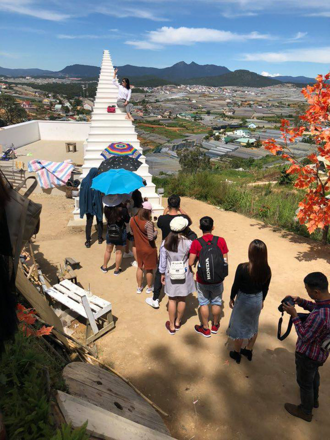 “Giận tím người” với loạt ảnh xếp hàng đông như kiến ở Đà Lạt hiện nay, muốn đi du lịch trước tiên phải học tính kiên nhẫn! - Ảnh 2.