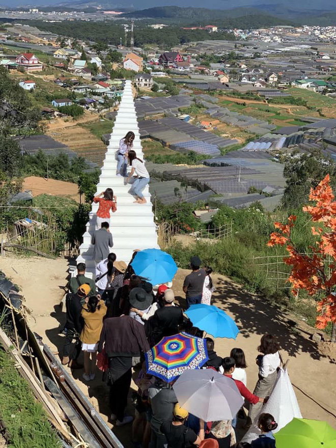 “Giận tím người” với loạt ảnh xếp hàng đông như kiến ở Đà Lạt hiện nay, muốn đi du lịch trước tiên phải học tính kiên nhẫn! - Ảnh 3.