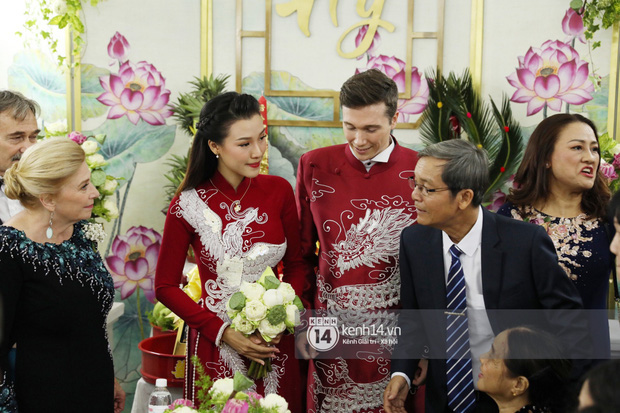 MC Hoàng Oanh không giấu nổi hạnh phúc, sánh đôi bên chồng Tây điển trai cực phẩm trong lễ rước dâu - Ảnh 7.