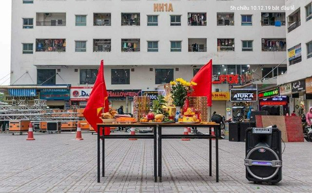 Dân chung cư ở Hà Nội bày gà luộc, xôi gấc cúng cầu may cho U22 Việt Nam - Ảnh 1.