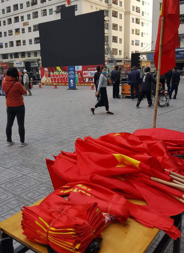 Dân chung cư ở Hà Nội bày gà luộc, xôi gấc cúng cầu may cho U22 Việt Nam - Ảnh 2.