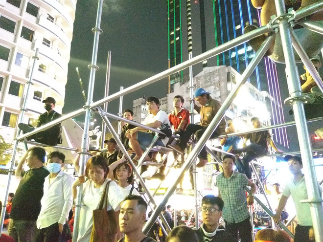 Dân chung cư ở Hà Nội bày gà luộc, xôi gấc cúng cầu may cho U22 Việt Nam - Ảnh 4.