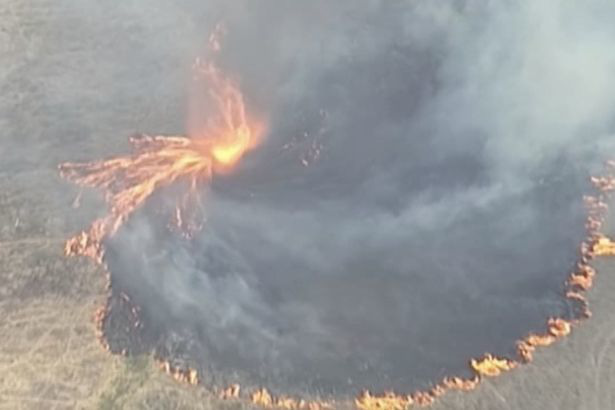 Lốc xoáy lửa kinh hoàng như cảnh từ địa ngục ở Australia - Ảnh 4.