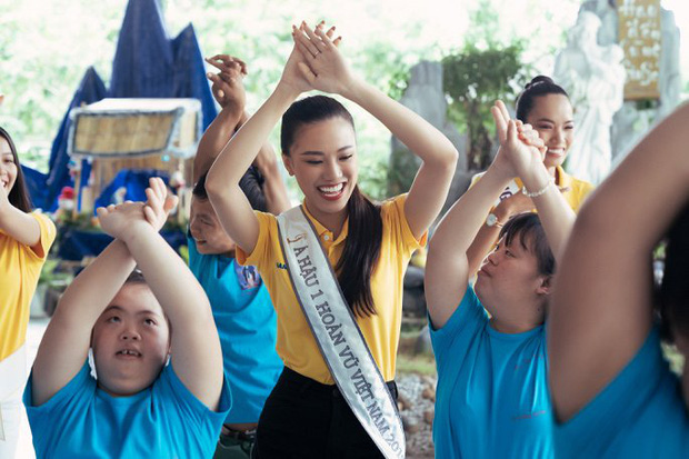 Hoa hậu Khánh Vân và 2 Á hậu tham gia hoạt động đầu tiên hậu đăng quang: Giản dị mà đẹp quá, ai nhỉnh hơn trong một khung hình? - Ảnh 10.