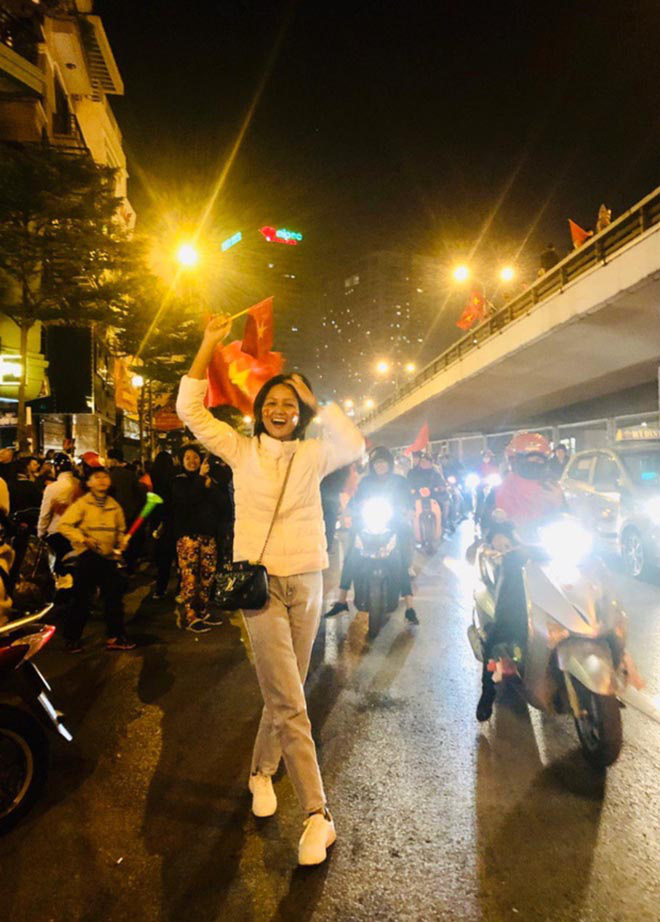 HHen Niê đi bão, vợ chồng Thành Trung làm điều hy hữu trong phòng đẻ mừng Việt Nam vô địch - Ảnh 6.