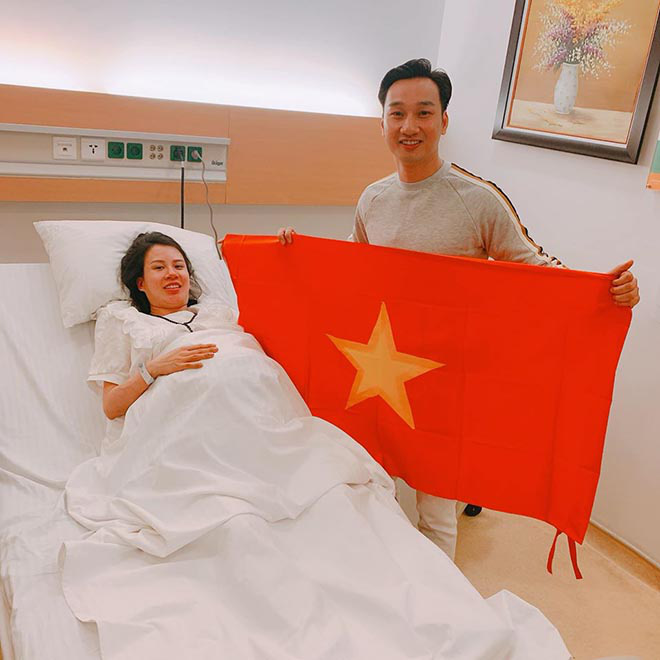HHen Niê đi bão, vợ chồng Thành Trung làm điều hy hữu trong phòng đẻ mừng Việt Nam vô địch - Ảnh 2.