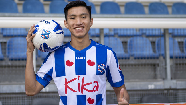 Không kịp về Việt Nam, Đoàn Văn Hậu lên đường đi Heerenveen ngay sau tấm HCV SEA Games - Ảnh 1.