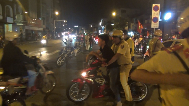 Xử lý gần 100 quái xế vi phạm giao thông khi đi cổ vũ đội tuyển Việt Nam - Ảnh 2.