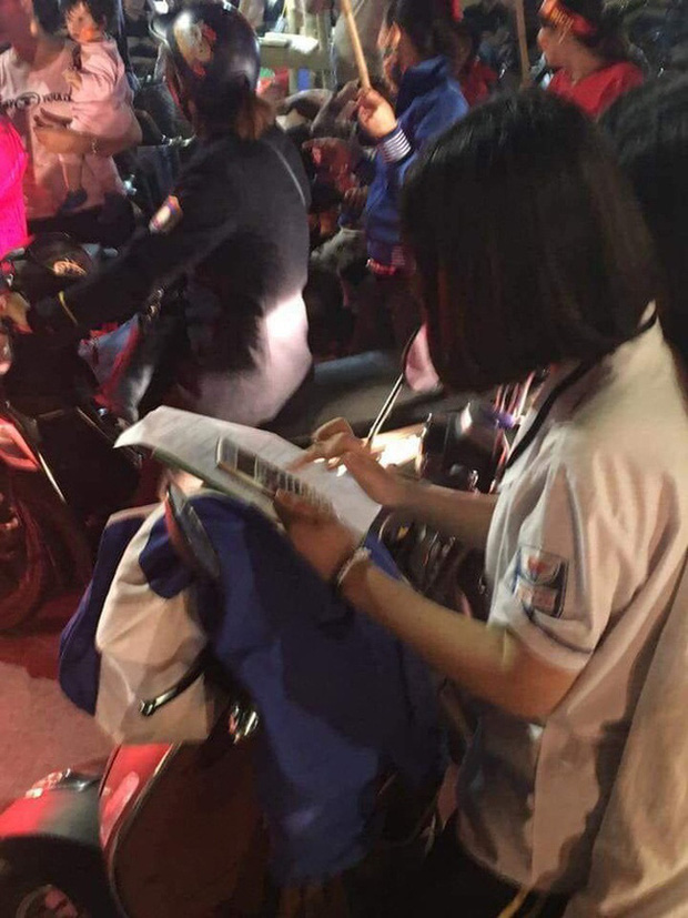 Miệt mài học bài giữa biển người ăn mừng Việt Nam vô địch SEA Games, nữ sinh bất ngờ nổi như cồn trên MXH - Ảnh 1.