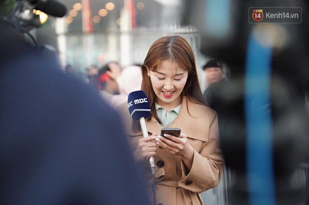 Nữ phóng viên xinh đẹp của đài MBC Hàn Quốc chiếm spotlight khi đưa tin trực tiếp về đoàn thể thao Việt Nam tại sân bay Nội Bài - Ảnh 1.