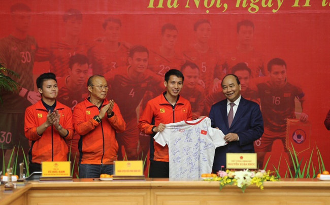 Thủ tướng giải đáp thắc mắc vì sao chỉ tiếp 2 đội bóng đá U22 Việt Nam - Ảnh 1.