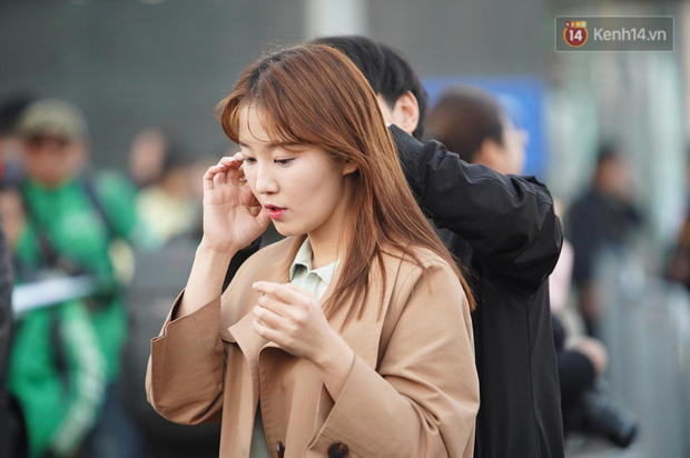 Nữ phóng viên xinh đẹp của đài MBC Hàn Quốc chiếm spotlight khi đưa tin trực tiếp về đoàn thể thao Việt Nam tại sân bay Nội Bài - Ảnh 4.