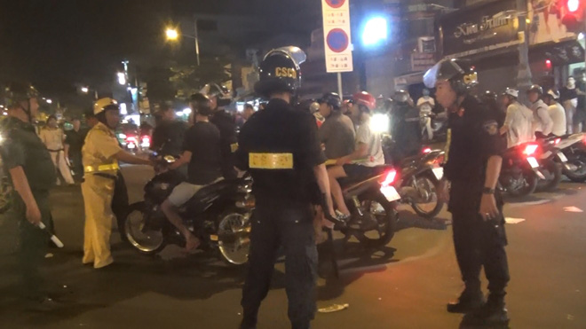 Xử lý gần 100 quái xế vi phạm giao thông khi đi cổ vũ đội tuyển Việt Nam - Ảnh 6.