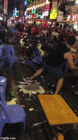 Màn ẩu đả giữa khách nước ngoài và người Việt giữa quán nhậu khiến nhiều người khiếp hãi - Ảnh 1. Màn ẩu đả giữa khách nước ngoài và người Việt giữa quán nhậu khiến nhiều người khiếp hãi - Ảnh 1.