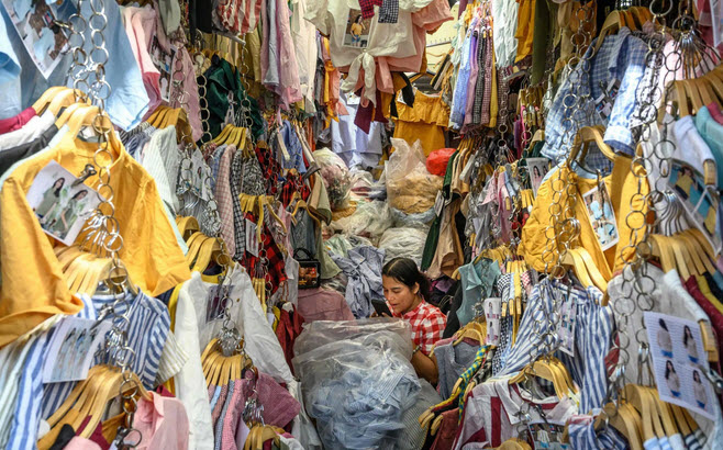 24h qua ảnh: Nh&agrave; khoa học lấy chất độc từ miệng rắn đu&ocirc;i chu&ocirc;ng - Ảnh 4.