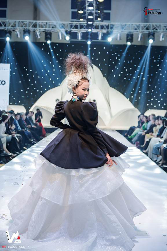 Ấn tượng đêm khai mạc Tuần lễ thời trang và làm đẹp quốc tế Việt Nam 2019 - Ảnh 2. Ấn tượng đêm khai mạc Tuần lễ thời trang và làm đẹp quốc tế Việt Nam 2019 - Ảnh 2.