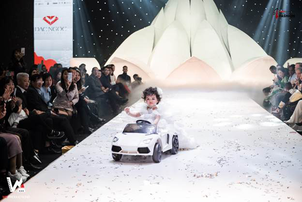 Ấn tượng đêm khai mạc Tuần lễ thời trang và làm đẹp quốc tế Việt Nam 2019 - Ảnh 3. Ấn tượng đêm khai mạc Tuần lễ thời trang và làm đẹp quốc tế Việt Nam 2019 - Ảnh 3.