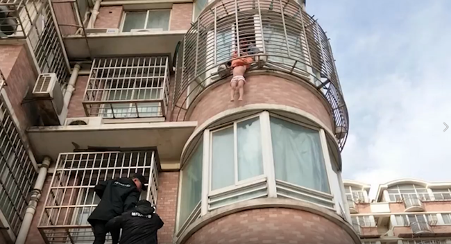 Dân mạng nức nở khen thanh niên tay không leo 3 tầng lầu và giữ nguyên tư thế nguy hiểm trong 10 phút để cứu đứa bé 4 tuổi - Ảnh 1. Dân mạng nức nở khen thanh niên tay không leo 3 tầng lầu và giữ nguyên tư thế nguy hiểm trong 10 phút để cứu đứa bé 4 tuổi - Ảnh 1.