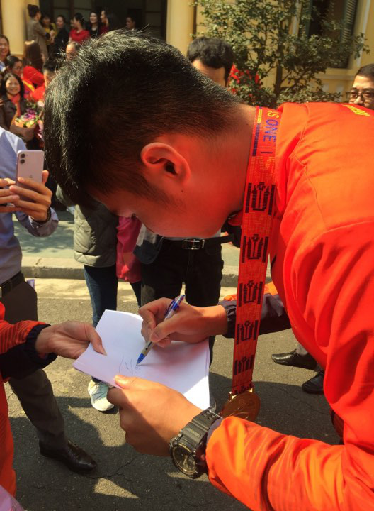 Thủ môn Văn Toản chỉ có vài tiếng đoàn tụ với gia đình rồi lại sang Hàn Quốc tập huấn - Ảnh 3.