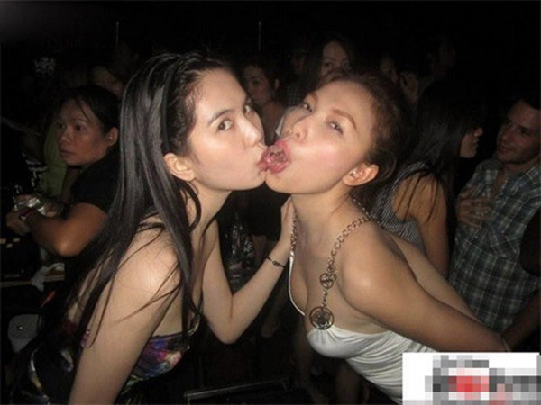 Vừa chia tay bạn trai đại gia, Ngọc Trinh liền gây chú ý với khoảnh khắc khoá môi bạn đồng giới đầy táo bạo - Ảnh 2. Vừa chia tay bạn trai đại gia, Ngọc Trinh liền gây chú ý với khoảnh khắc khoá môi bạn đồng giới đầy táo bạo - Ảnh 2.