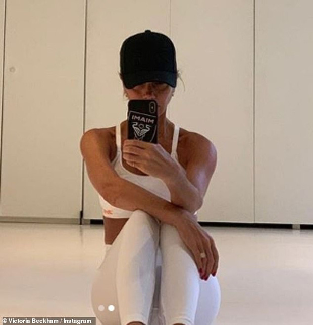 Ngỡ ng&agrave;ng th&acirc;n h&igrave;nh của Victoria Beckham qua ảnh chưa chỉnh sửa: Ai ngờ mỹ nh&acirc;n n&agrave;y đ&atilde; 45 tuổi? - Ảnh 2.