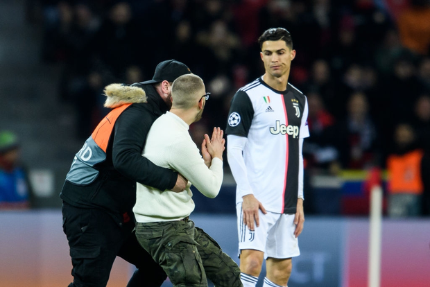 Ronaldo lần đầu nổi điên vì bị fan hâm mộ dúi đầu đòi chụp ảnh, nhưng xem kỹ mới thấy thủ phạm là nhân vật khác - Ảnh 3.