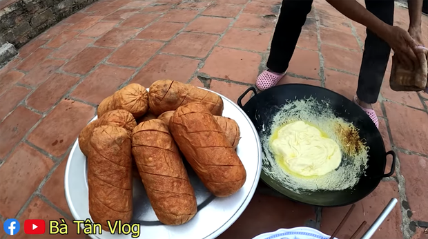 Vẫn chỉ có Bà Tân Vlog mới có món xúc xích khác người như thế: dành cho những ai có miệng rộng bởi vì quá siêu to khổng lồ - Ảnh 5. Vẫn chỉ có Bà Tân Vlog mới có món xúc xích khác người như thế: dành cho những ai có miệng rộng bởi vì quá siêu to khổng lồ - Ảnh 5.