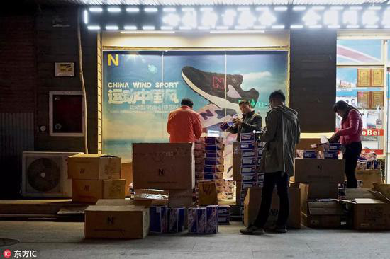 Khám phá loạt thủ phủ hàng nhái Trung Quốc: Muôn hình vạn trạng đủ loại mặt hàng, thật giả lẫn lộn khiến nhiều thương hiệu quốc tế chao đảo - Ảnh 5.