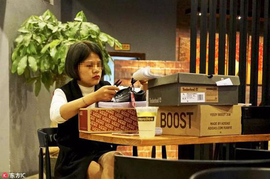 Khám phá loạt thủ phủ hàng nhái Trung Quốc: Muôn hình vạn trạng đủ loại mặt hàng, thật giả lẫn lộn khiến nhiều thương hiệu quốc tế chao đảo - Ảnh 6.