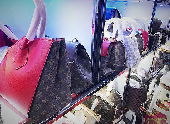 Khám phá loạt thủ phủ hàng nhái Trung Quốc: Muôn hình vạn trạng đủ loại mặt hàng, thật giả lẫn lộn khiến nhiều thương hiệu quốc tế chao đảo - Ảnh 8.