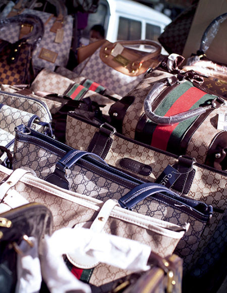 Khám phá loạt thủ phủ hàng nhái Trung Quốc: Muôn hình vạn trạng đủ loại mặt hàng, thật giả lẫn lộn khiến nhiều thương hiệu quốc tế chao đảo - Ảnh 9.