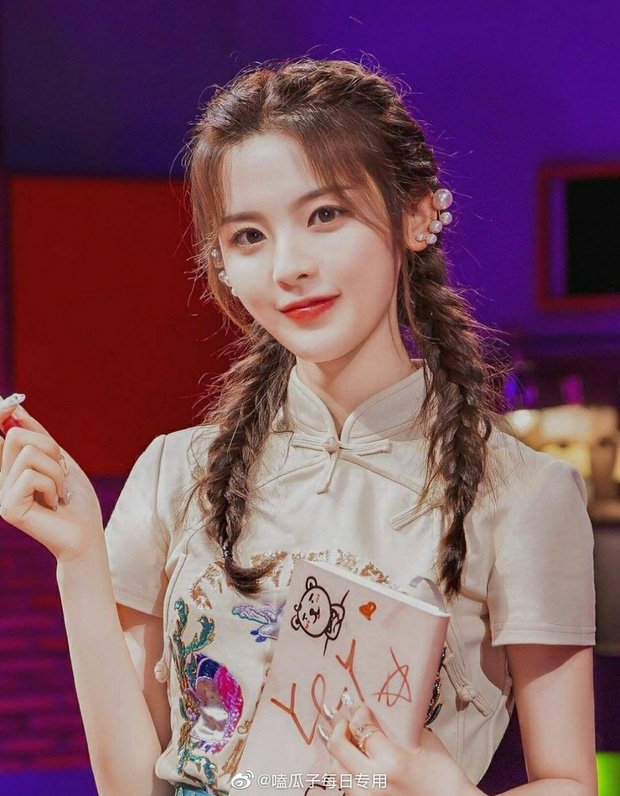 Thước đo nhan sắc dàn nữ thần Cbiz: Ai cũng lên hương khi buộc tóc 2 bên, Địch Lệ Nhiệt Ba hay Lưu Diệc Phi xinh nhất? - Ảnh 10. Thước đo nhan sắc dàn nữ thần Cbiz: Ai cũng lên hương khi buộc tóc 2 bên, Địch Lệ Nhiệt Ba hay Lưu Diệc Phi xinh nhất? - Ảnh 10.