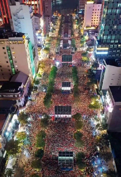 Báo Trung Quốc dùng từ “quá sốc” để mô tả cảnh fan Việt Nam ăn mừng HCV SEA Games - Ảnh 1.